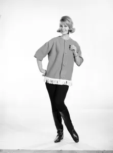 Clothing: Fashion: Jackets: Dawn Chapman modelling a fringed Jacket. 1965 B1714a