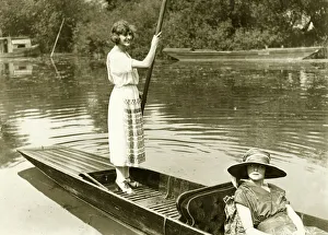 00048 Prints: Clothing Fashions Women 1920s Ladies of leisure punting on the river Fashion