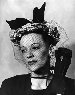 Clothing Women Hats: Another angle of the period sailor in massed Alexander roses