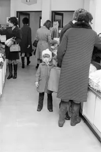 Sales Prints: CO-OP Sale, Guildford, Surrey, Thursday 7th January 1971