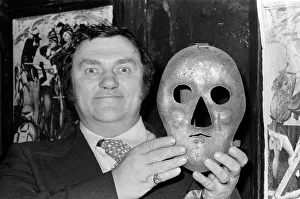 Comedian Les Dawson visits the London Dungeon at Tooley Street. 15th March 1978