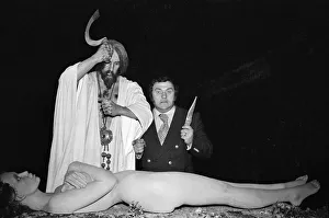 Comedian Les Dawson visits the London Dungeon at Tooley Street. 15th March 1978