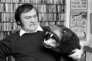 Images Dated 2nd February 1977: Comedy: Humour: Les Dawson. February 1977 77-00023-010