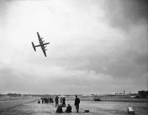 Air Show Prints: Commercial airliners and prototypes at Farnborough air-show. 8th September 1955