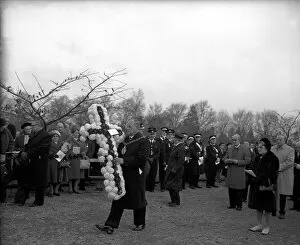 Core19 Collection: Communal grave service at London Road cemetery, Coventry. 21st November 1965
