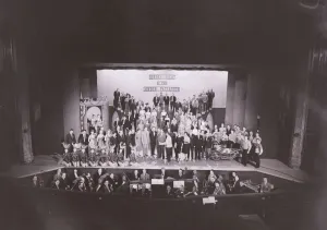 00070 Prints: Compere, Bruce Forsyth, with cast from Sunday Night at the Palladium, orchestra in pit