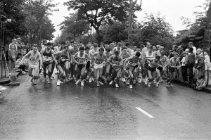 00845 Prints: Competitors get under way in the mens event in the Longwood Harriers Round the Park