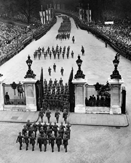00119 Prints: Coronation of King George VI. The 0procession makes its way through Cumberland gate
