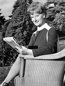 00785 Prints: Coronation St. Actress Jean Alexander as she really is - quite a contrast from