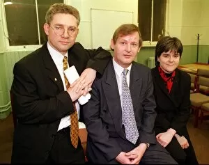 Images Dated 17th December 1998: COUNCILLOR ARCHIE SIMPSON (CENTRE) December 1998 WHO HAS DEFECTED FROM LABOUR TO