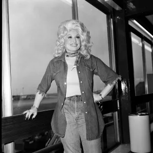 Country & Western singer Dolly Parton arrving at London Airport. 16th May 1977
