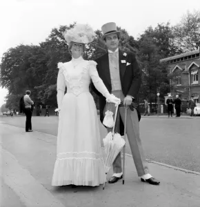 00044 Prints: Couple on the first day of Royal Ascot June 1970 70-05824-003