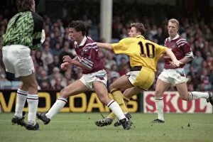 Images Dated 5th October 1991: Coventry City v West Ham at Upton Park. The final score was 0-1 to the Sky Blues