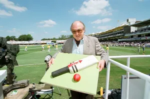 01078 Prints: Cricket commentator Henry Blofeld is presented with a Daily Mirror cake in the shape of a