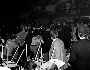 Crowd disturbance as Marvin Hagler beat Alan Minter 1980 where missiles