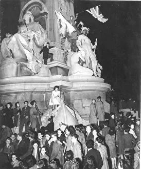Cdburnt Prints: Crowd gathers on a statue in Trafalgar Square London 1945 on VE night
