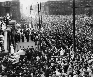 00863 Prints: The crowd massed in Hamilton Square Birkenhead at the Memorial Service for the Thetis