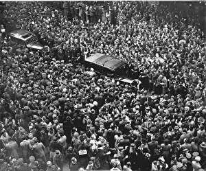 00681 Prints: Crowd in Piccadilly Circus London on VE Day at the end of WW2 in Europe