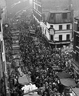 Stalls Prints: Crowds besieged Petticoat lane to buy their Christmas presents
