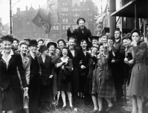 00095 Prints: Crowds celebration Victory in Japan Day in Albert Square