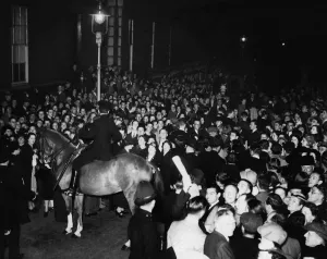 01249 Prints: The crowds in Downing-street last night as Britains Foreign Minister, Lord Halifax