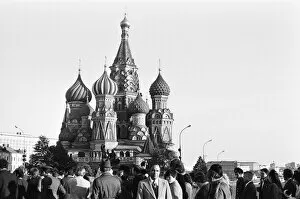 00671 Collection: Crowds gather in front of The Cathedral of Vasily the Blessed