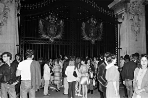 Crowds gather outside the gate of Buckingham Palace to read the official announcement of
