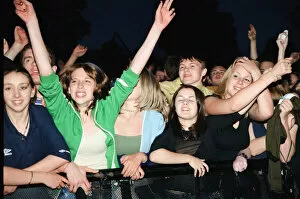 Images Dated 12th June 1998: Crowds watching Welsh rock band Stereophonics performing at Cardiff Castle