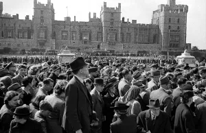 Birthdays Prints: Crowds at Windsor Castle for Princess Elizabeths Birthday April 1946