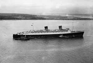 00085 Prints: The cruise liner Queen Elizabeth run aground in Southampton Waters 1947