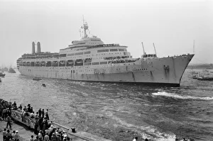 01280 Prints: The cruise ship Canberra arrives back at her berth in Southampton Docks