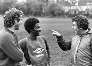 00246 Prints: Crystal Palace boss Alan Mullery makes a point to young star Vince Hillaire during