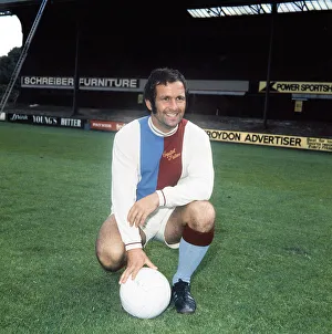 00493 Prints: Crystal Palace footballer Bobby Kellard poses at Selhurst Park during a photocall ahead