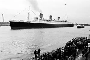 00630 Collection: The Cunard White Star liner Queen Mary sails for the last time