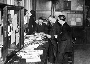 00058 Prints: The Daily Mirror Art Bench journalists seen here at work in Bouverie Street offices