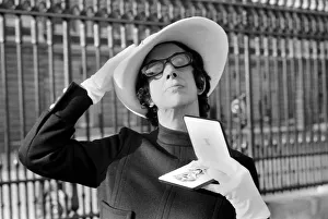 00032 Prints: Daily Mirror Columnist Marjorie medProopsal was Awarded the one at an Investiture