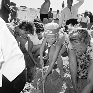Daily Mirror Treasure Hunt, Fistral Beach, Cornwall, Tuesday 7th July 1959
