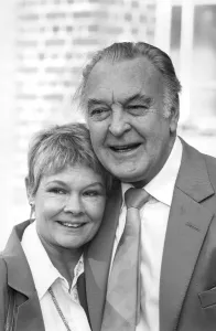 DAME JUDI DENCH ARCHIVE - DAME JUDI DENCH & DONALD SINDEN AFTER RECEIVING BEST ACTRESS