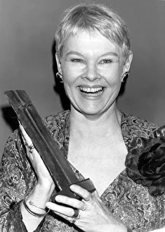01430 Prints: DAME JUDI DENCH ARCHIVE - JUDI DENCH WITH AWARD FOR BEST ACTRESS AT THE LAURENCE OLIVIER