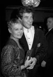 DAME JUDI DENCH ARCHIVE - JUDI DENCH PICTURED IAN MCKELLEN AT THE LAURENCE OLIVIER AWARDS
