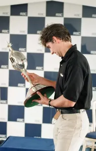 01376 Prints: Damon Hill of Arrows-Yamaha, is presented with the Hawthorn Memorial Trophy