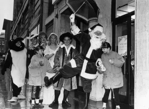 00518 Prints: A damp start for Father Christmas as he arrives at Lewiss store in Liverpool