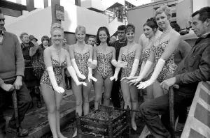Danger - Men At Work ! Warming up - TV toppers dancers warm themselves round