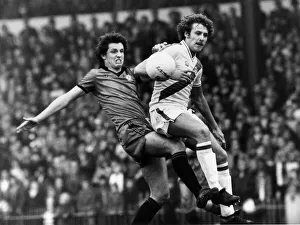 Dave Swindlehurst of Crystal Palace battles with Tony Gale of Fulham