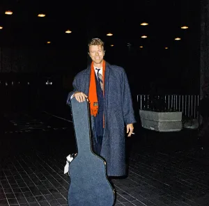 David Bowie at London Airport. (note Heathrow or Gatwick unclear