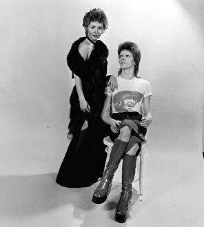 Images Dated 27th December 1973: David Bowie and Lulu - December 1973 DavidBowie singers studio shot