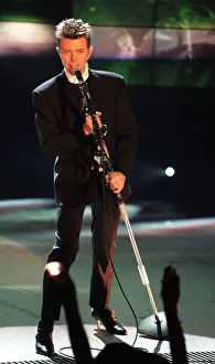 David Bowie in stilettos at the Brit awards - 21 / 02 / 1996