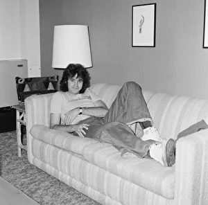 01017 Prints: David Essex, Singer and Actor, pictured relaxing in his hotel room before appearing
