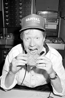 01425 Prints: DAVID JENSEN (CAPITAL RADIO DJ) EATING A BURGER 27 / 05 / 1989
