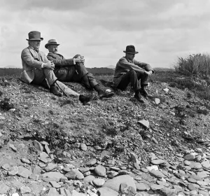 00920 Prints: David Lloyd George, Lord Milner and Mr Carr on holiday in North Wales. Circa 1917